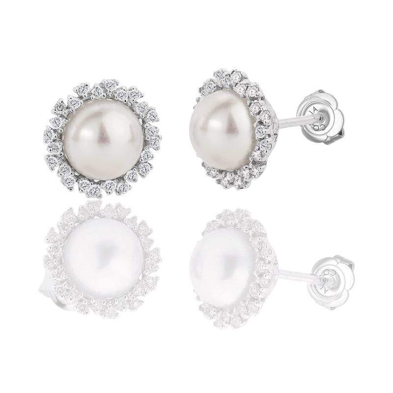 Orecchini da lobo con perle giapponesi Akoya e diamanti montati intorno alla perla a formare un fiore. Realizzati da Coscia gioielli con perle di diametro  7-7.5mm.