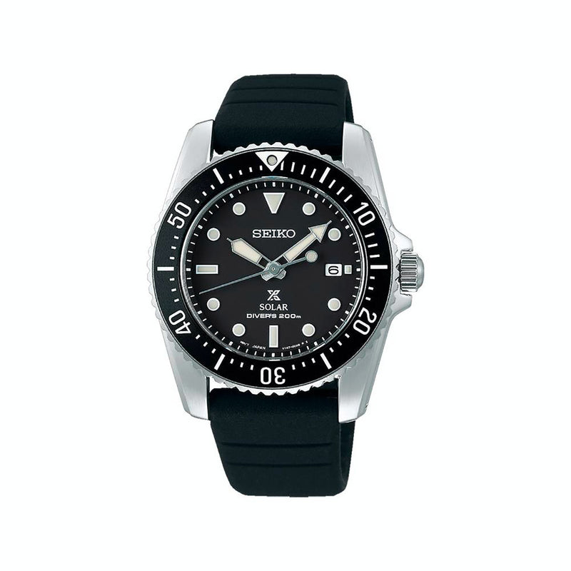 Orologio PROSPEX SCUBA SOLAR con Cassa da 38.5 mm impermeabile fino a 200 m, cinturino in silicone nero e quadrante nero con data a ore 3. Movimento solare Seiko con riserva di carica di 10 mesi.