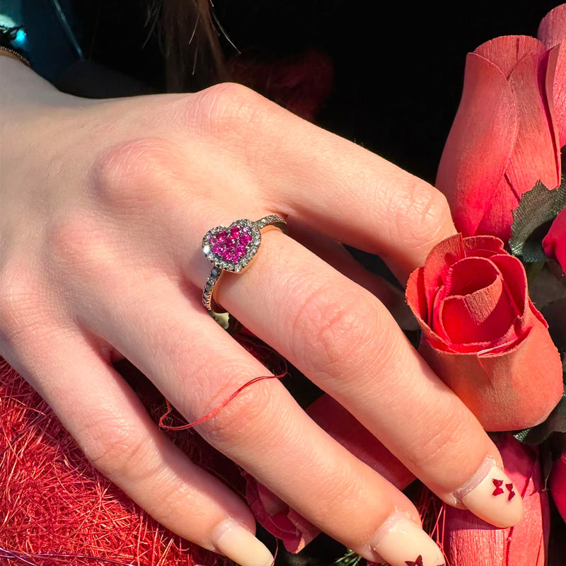 Anello da donna con Cuore centrale formato da un pavé di rubini e diamanti bianchi.