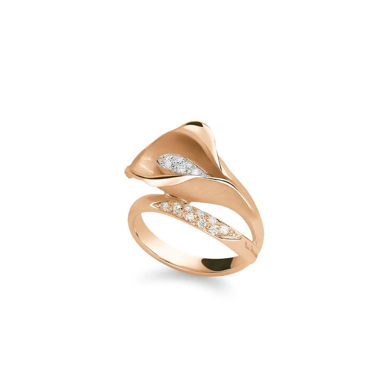 Anello GAN0223J della collezione Calla in oro arancio apricot da 18kt e diamanti. Un anello da donna che racconta fedelmente le forme della natura. Carati totali dei diamanti: 0,21 ct. Peso: 7,71 g. Creato e realizzato da Annamaria Cammilli.