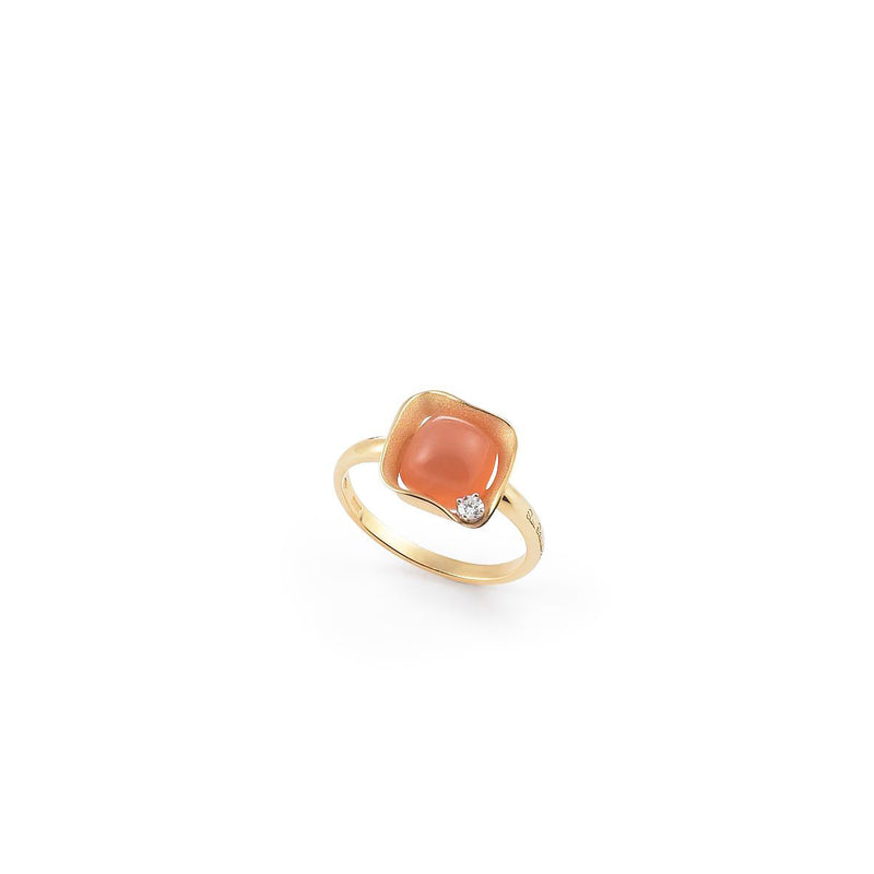 Anello Dune Cubic GAN1956U creato da Annamaria Cammilli in Oro Giallo Sunrise 18kt, diamante taglio brillante e pietra di luna al centro.