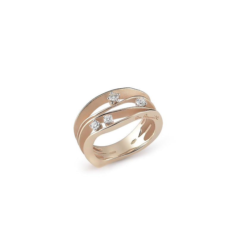 Anello GAN0778N di Annamaria Cammilli in oro Natural Beige da 18kt e diamanti. Un anello da donna che esalta le forme di chi lo indossa. Carati totali diamanti: 0,27 ct. Peso: 6,31 gr.