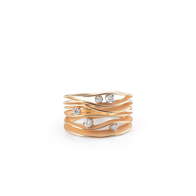 Anello GAN0914J della collezione Dune in oro Arancio Apricot da 18kt e diamanti. Un anello da donna che esalta le forme di chi lo indossa. Carati totali dei diamanti: 0,28 ct. Peso: 7,84 g. Progettato e realizzato da Annamaria Cammilli.