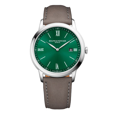 Orologio Classima 10607 da uomo con quadrante Verde, cinturino in Vitello Grigio e Cassa da 42MM. Datario situato a ore 3 e movimento al Quarzo di manifattura Baume & Mercier.