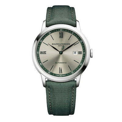 Orologio Classima 10696 da uomo con quadrante argentato, datario a ore 3 e cinturino verde. Cassa da 42MM e Movimento Automatico di manifattura Baume & Mercier.