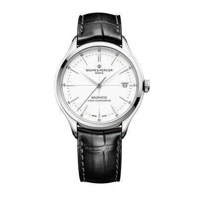 Orologio Clifton Baumatic 10518 da uomo con quadrante Bianco e cinturino in Pelle Nero. Cassa da 40MM con Movimento Automatico di Manifattura Baume & Mercier.