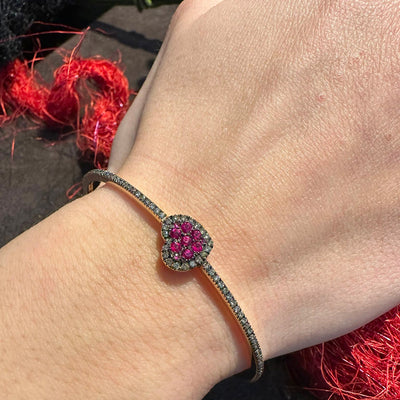 Bracciale rigido da donna con Cuore formato da un pavé di rubini e diamanti bianchi.