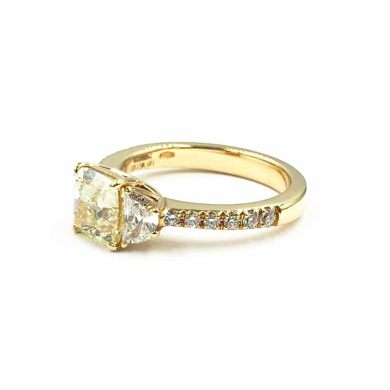 Anello da donna in Oro rosa, Diamante Fancy Giallo centrale e piccoli diamanti taglio brillante sul gambo. Gioiello esclusivo creato da FdM Gioielli