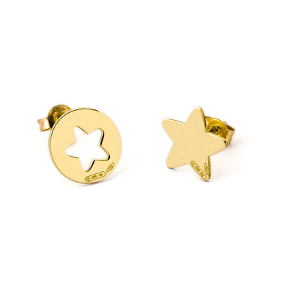 Orecchini in oro giallo 18kt da Lobo con Stelle di forme diverse: tonda con una stella traforata al centro, invece la seconda è a forma di stella con finitura liscia.