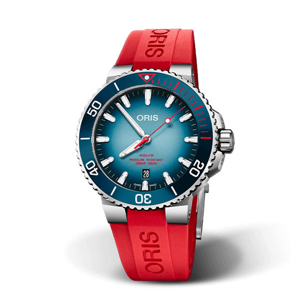 Orologio Aquis con cassa da 43.5mm, quadrante blu e cinturino in caucciù rosso in Edizione Limitata creato da Oris in collaborazione con Umberto Pellizzari. 