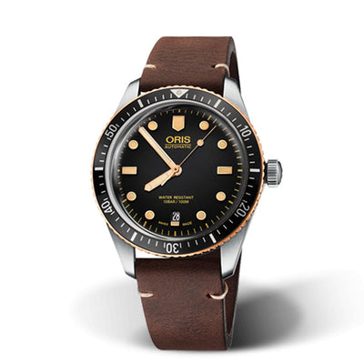 Orologio Divers Sixty-five da uomo con quadrante nero e cinturino in pelle marrone. Cassa da 40MM e Movimento Automatico sviluppato da Oris.