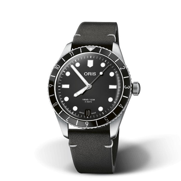 Orologio Divers Sixty-five da uomo con quadrante nero e cinturino in pelle nera. Cassa da 40MM con Movimento Automatico CALIBRE 400 sviluppato da Oris.