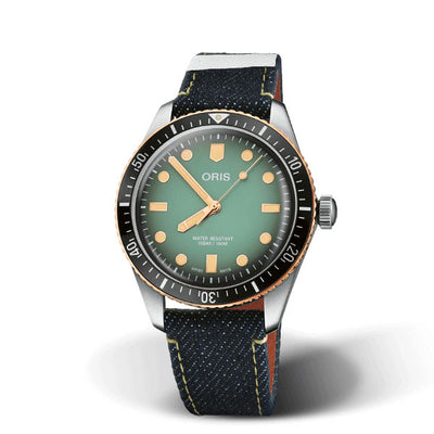 Orologio Sixty-Five con cassa da 40mm in acciaio, ghiera in acciaio e bronzo, quadrante verde e cinturino in denim blu. Un'Edizione Limitata creata da Oris per l'azienda giapponese Momotaro Jeans.