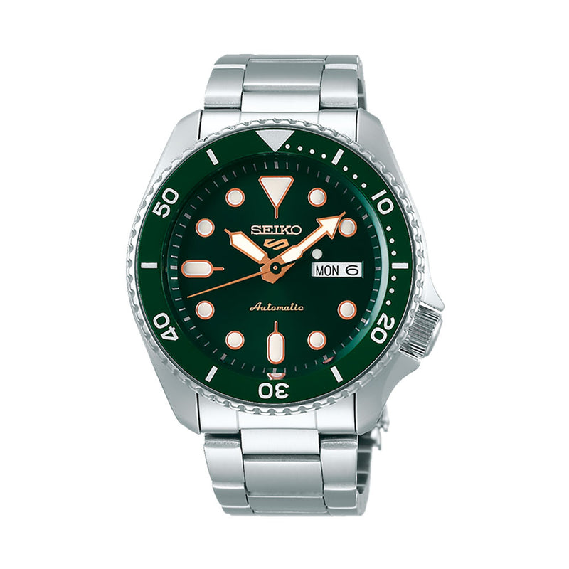 Orologio Seiko 5 Sports da uomo stile SKX con Cassa da 42.5mm, cinturino in acciaio e quadrante verde con data a ore 3. Corona a vite situata a ore 4. Movimento automatico di precisione.