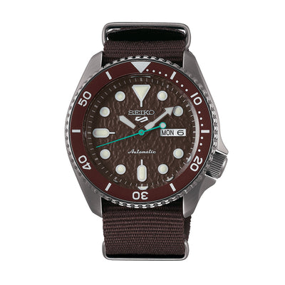 Orologio Seiko 5 Sports da uomo con Cassa in acciaio da 42.5mm, Cinturino nato marrone e Quadrante con data. Movimento automatico di precisione.